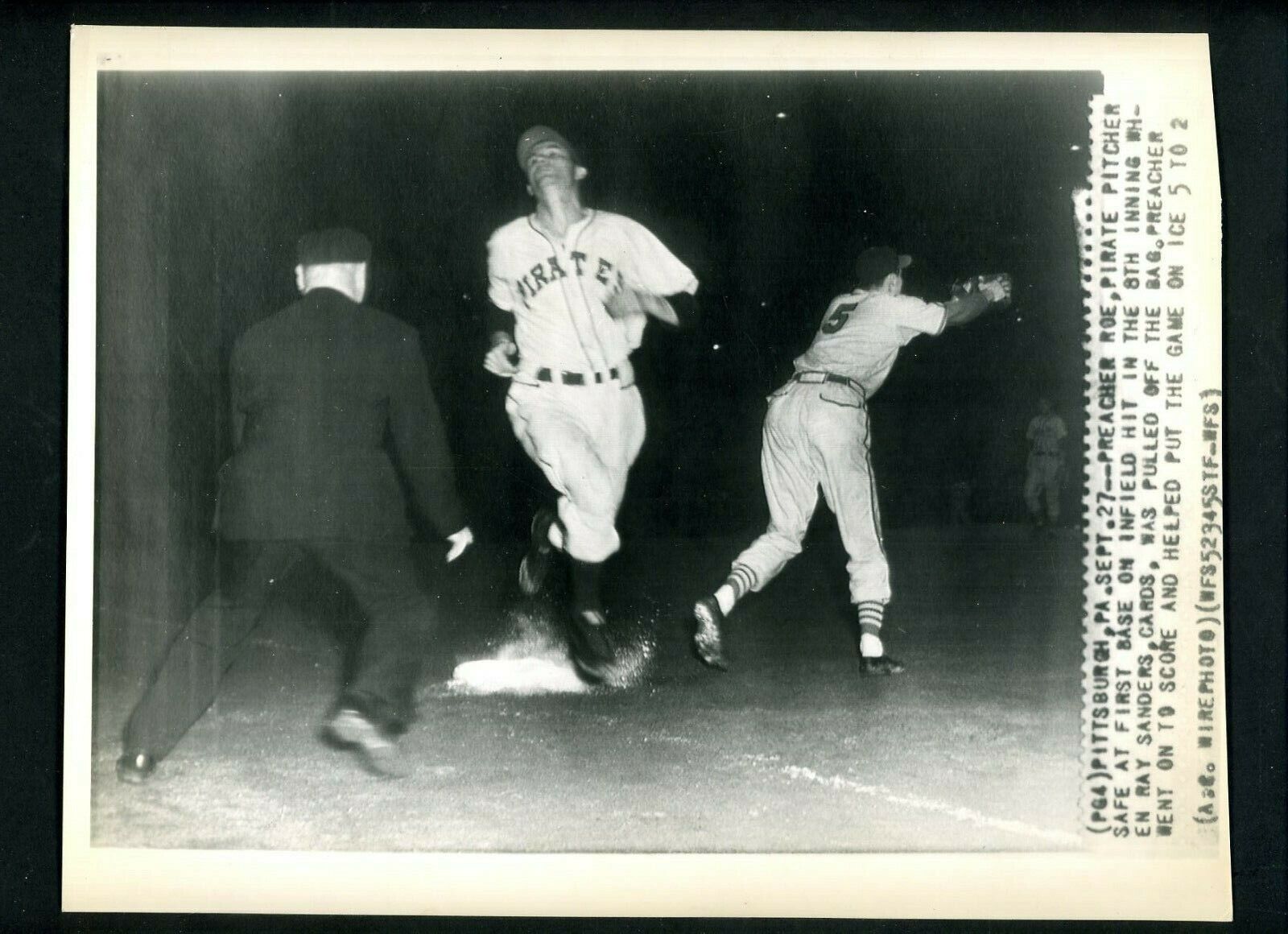 Preacher Roe Ray Sanders 1945 Press Photo Poster painting Pittsburgh Pirates St. Louis Cardinals