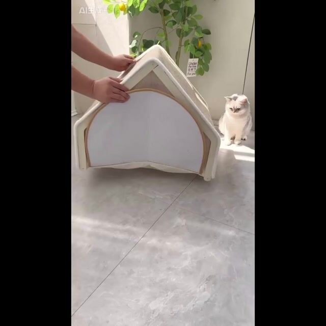 فيلا قطط مع سقف يحتوي على عمود خدش من الكتان وسجادة خدش قابلة للطي.