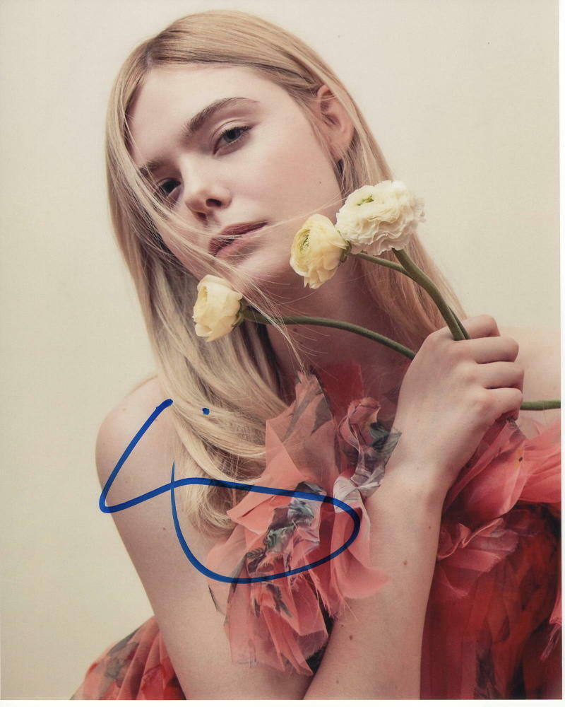 ELLE FANNING SIGNED AUTOGRAPH 8X10 Photo Poster painting - MALEFICENT MISTRESS OF EVIL, DAKOTA