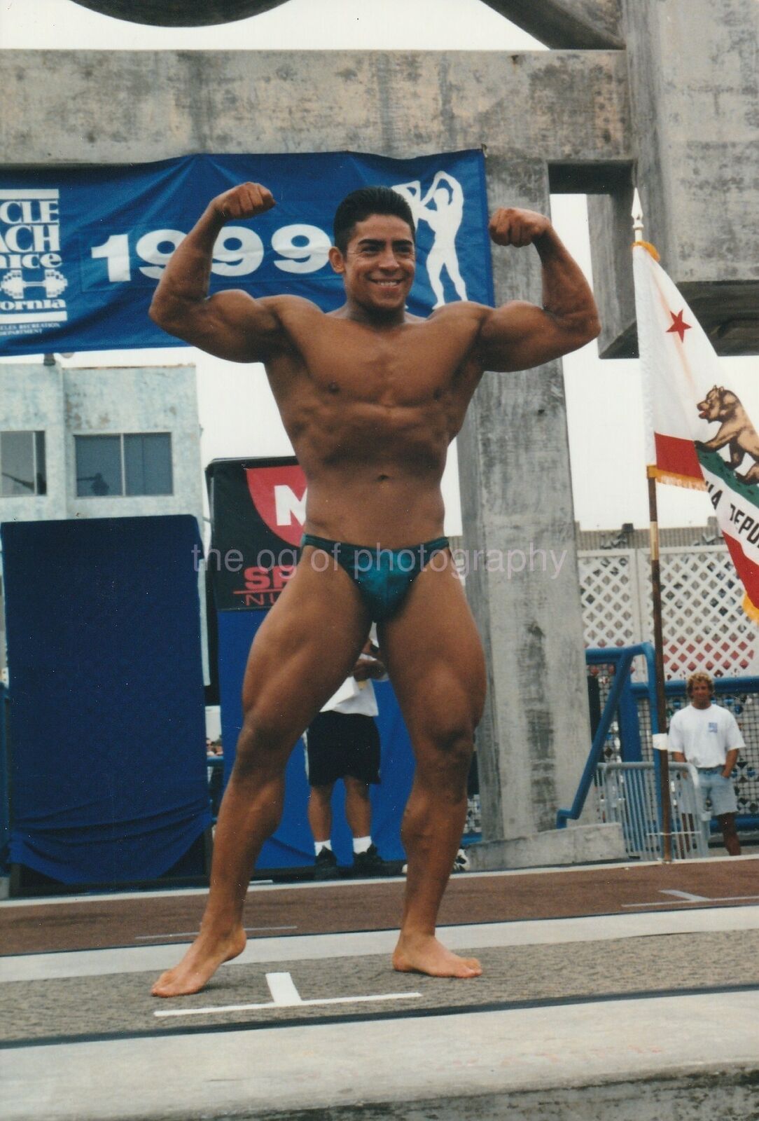 MUSCLE MAN Venice Beach California FOUND Photo Poster painting Bodybuilding Snapshot GUY 92 7 M