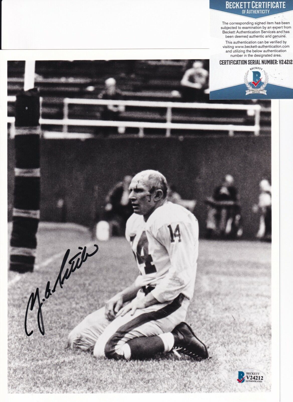 YA TITTLE signed (NEW YORK GIANTS) autograph Football 8X10 Photo Poster painting BECKETT V24212