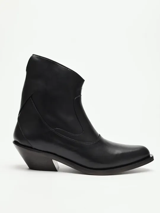 FOOTWEAR