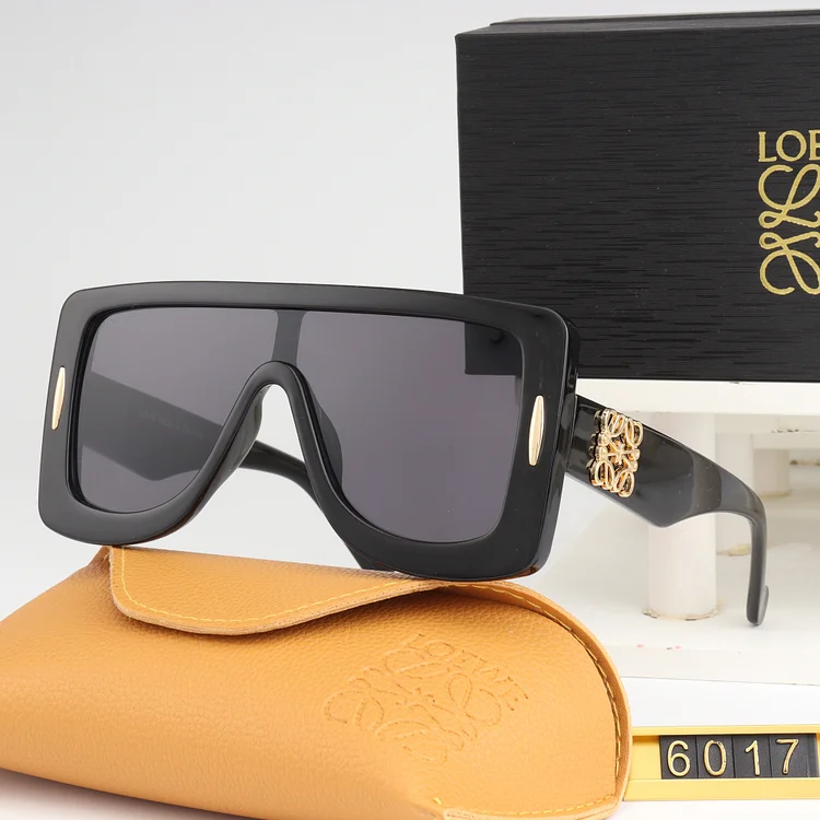 نظارات Loewe الكلاسيكية ذات الألوان المتطابقة