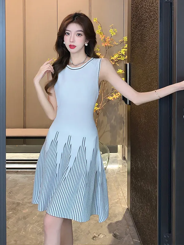 Uveng Real-Life French Style Sleeveless Knitted Dress A-Shaped Skirt With A Slim Waistcoat In Summer
