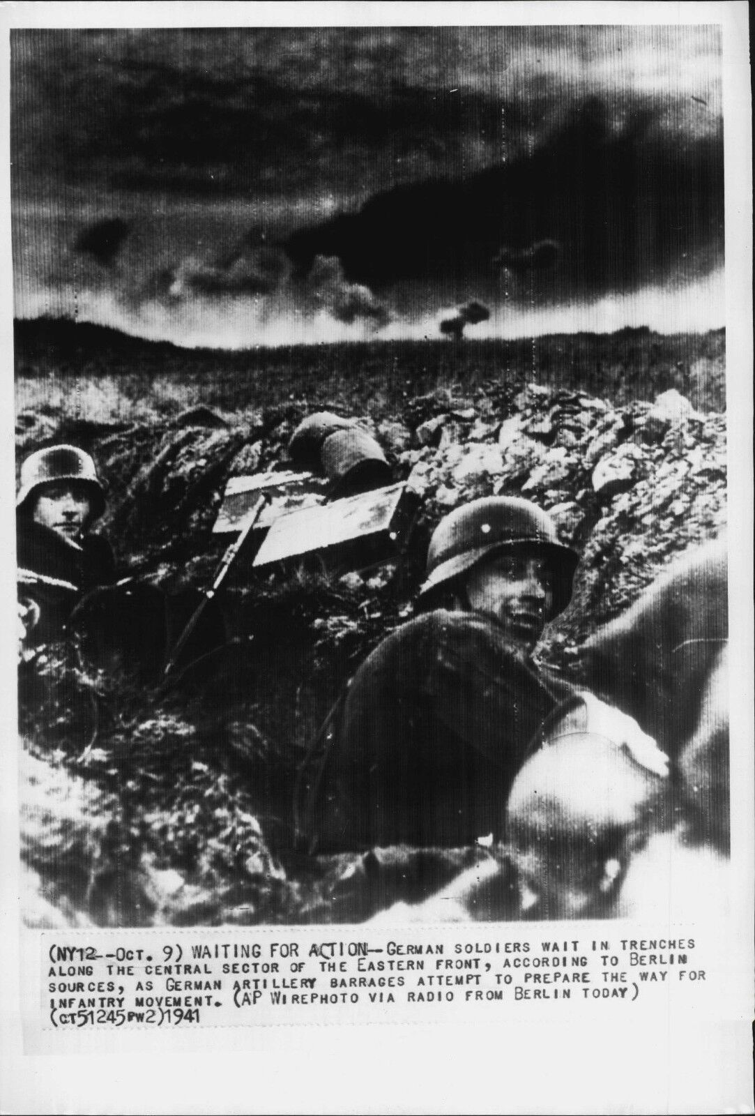 German Nazi Army soldiers await trenches on Eastern Front 1941 Press Photo Poster painting