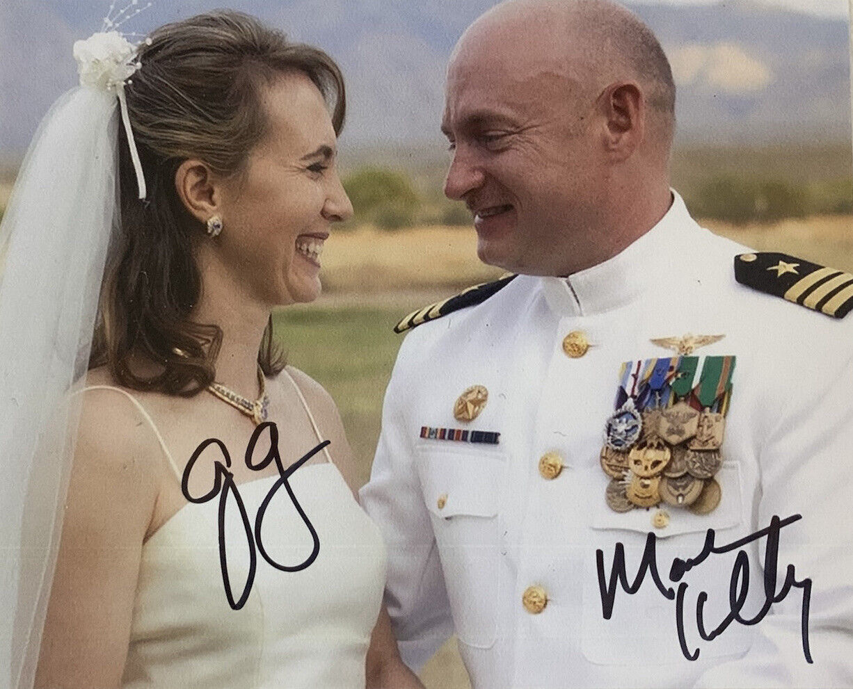 MARK KELLY & GABBY GIFFORDS HAND SIGNED 8x10 Photo Poster painting AUTOGRAPH AUTHENTIC COA