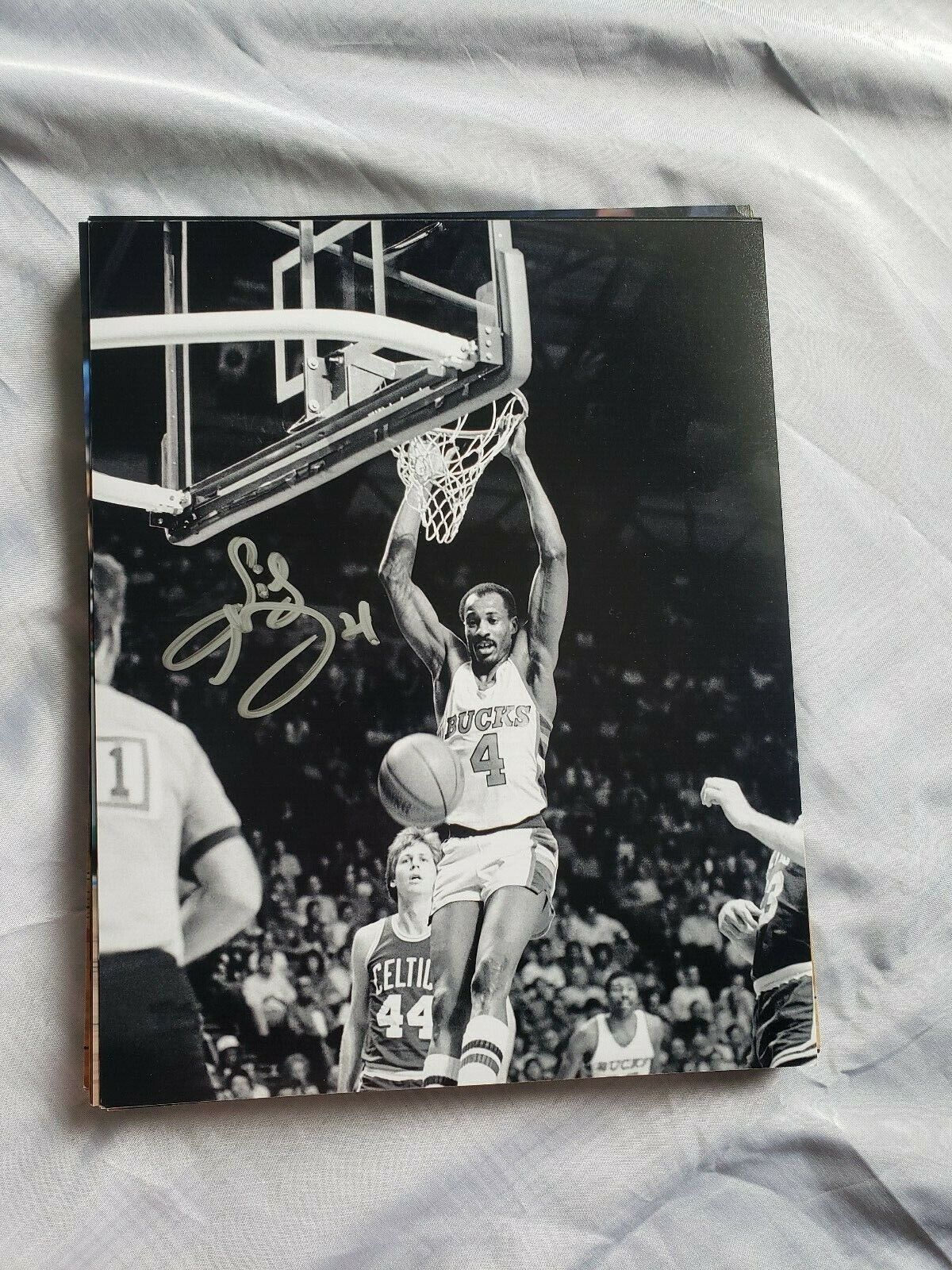 SIDNEY MONCRIEF MILWAUKEE BUCKS SIGNED AUTOGRAPHED 8x10 Photo Poster painting COA BASKETBALL HOF