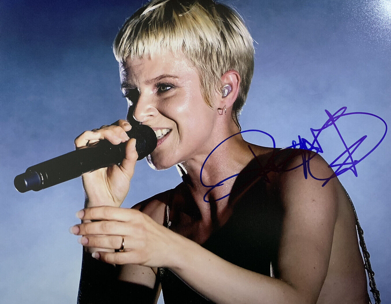 ROBYN HAND SIGNED 8x10 Photo Poster painting SWEDISH SINGER AUTOGRAPHED AUTHENTIC RARE