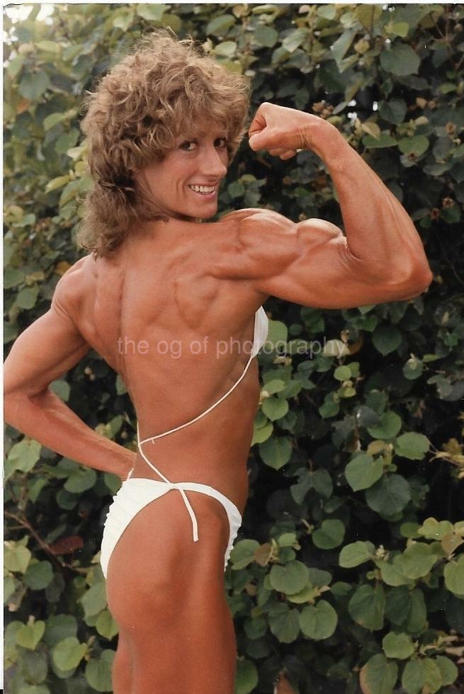 Female Bodybuilder FOUND Photo Poster painting Color MUSCLE WOMAN Original EN 112 6 Y