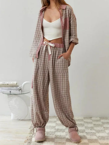 Eine Frau trÃ¤gt ein 2-teiliges lÃ¤ssiges Pyjama-Set mit kariertem Design und weiÃŸem Innenoberteil