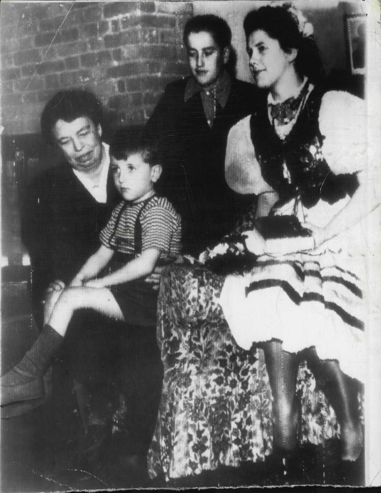 First Lady Eleanor Roosevelt and Her Adopted Children in England Press Photo Poster painting