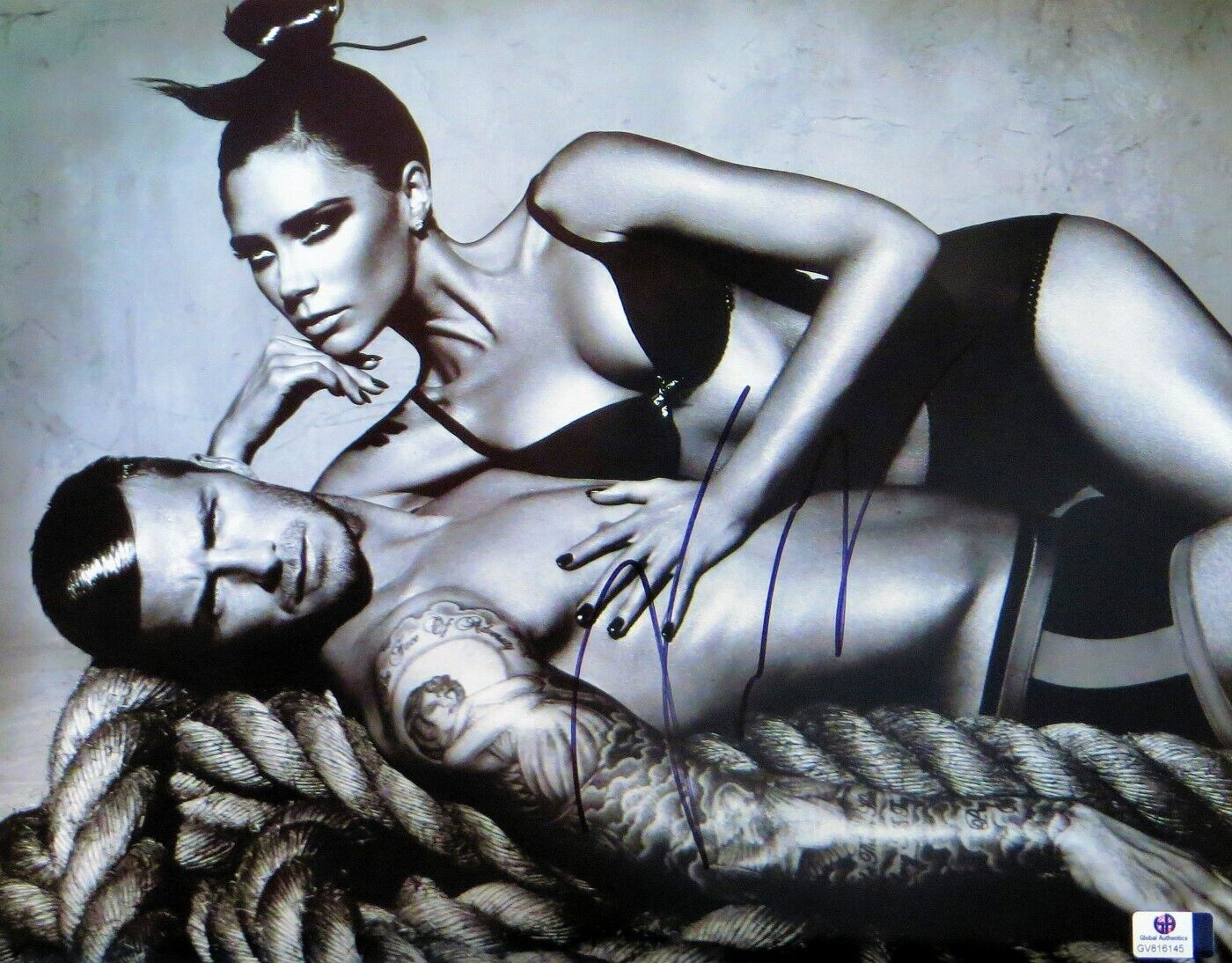 Victoria Beckham Signed Autographed 11X14 Photo Poster painting w/David B/W Sexy Pose GV816145