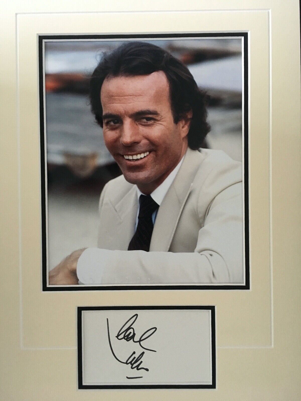 JULIO IGLESIAS - CHART TOPPING SUPERSTAR - BRILLIANT SIGNED Photo Poster painting DISPLAY