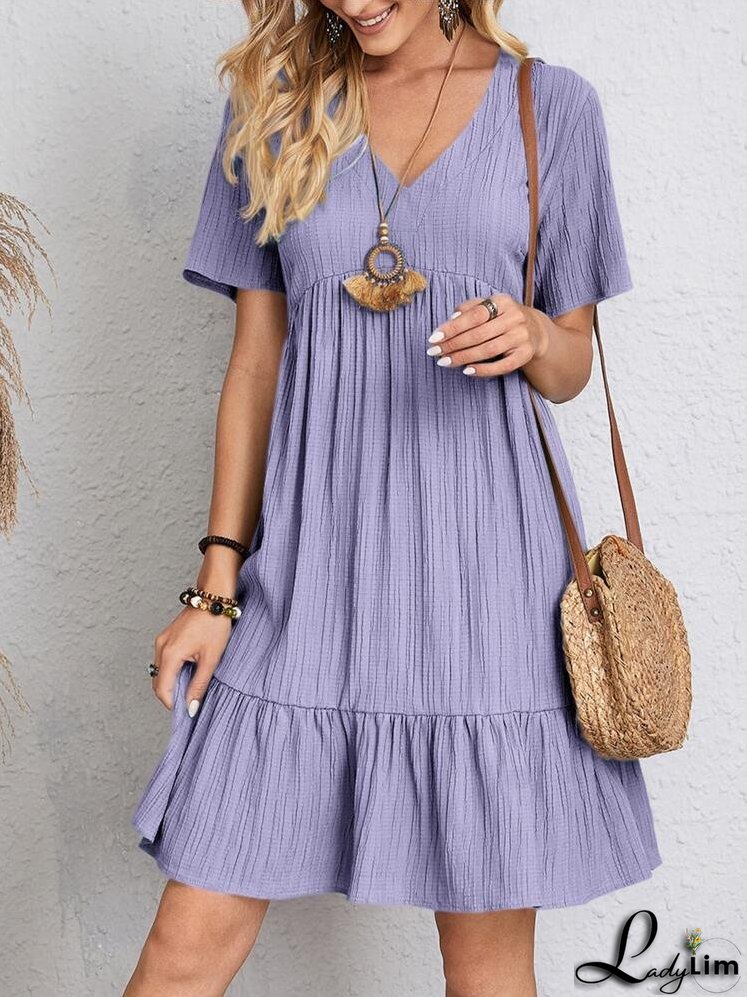 Lavender-coloured dress with V-neck and short sleeves