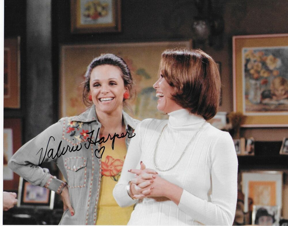 Valerie Harper (1939-2019) Rhoda 8X10 Photo Poster painting #3 signed at @Hollywoodshow