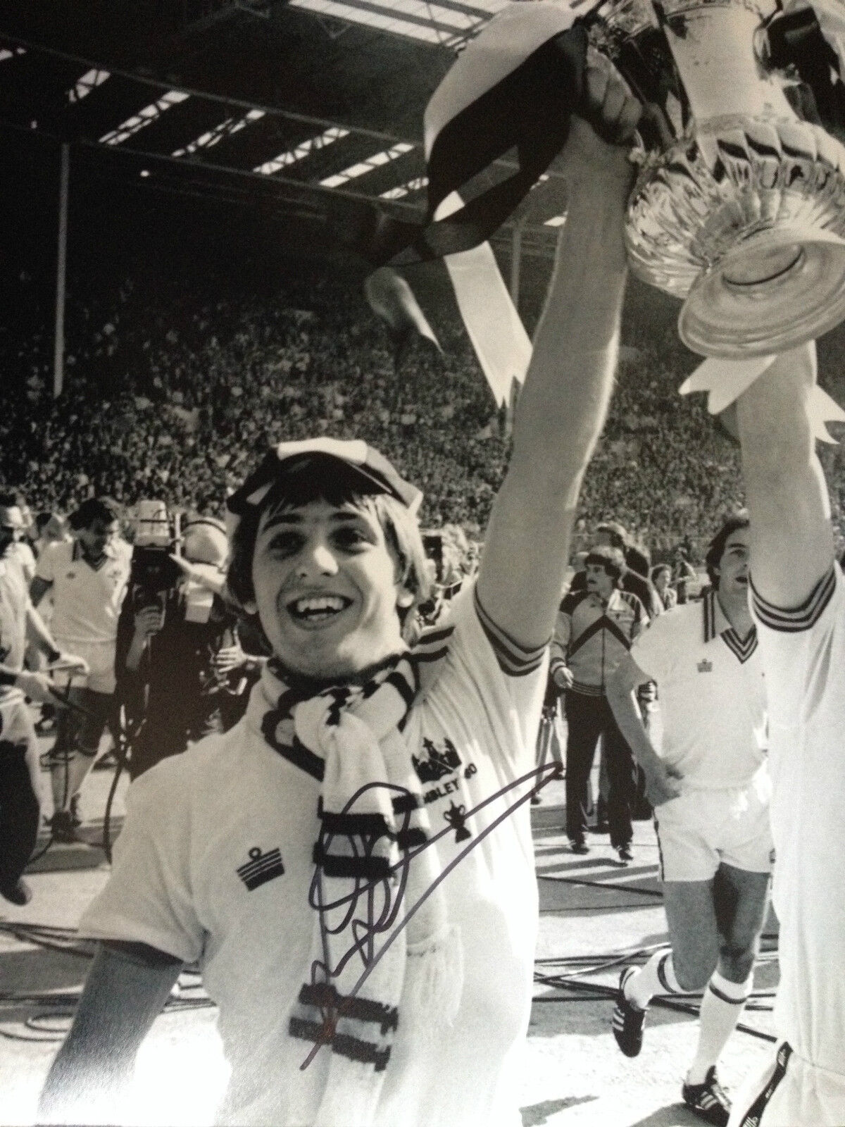 GEOFF PIKE - WEST HAM UNITED LEGEND - SIGNED B/W WEMBLEY Photo Poster paintingGRAPH