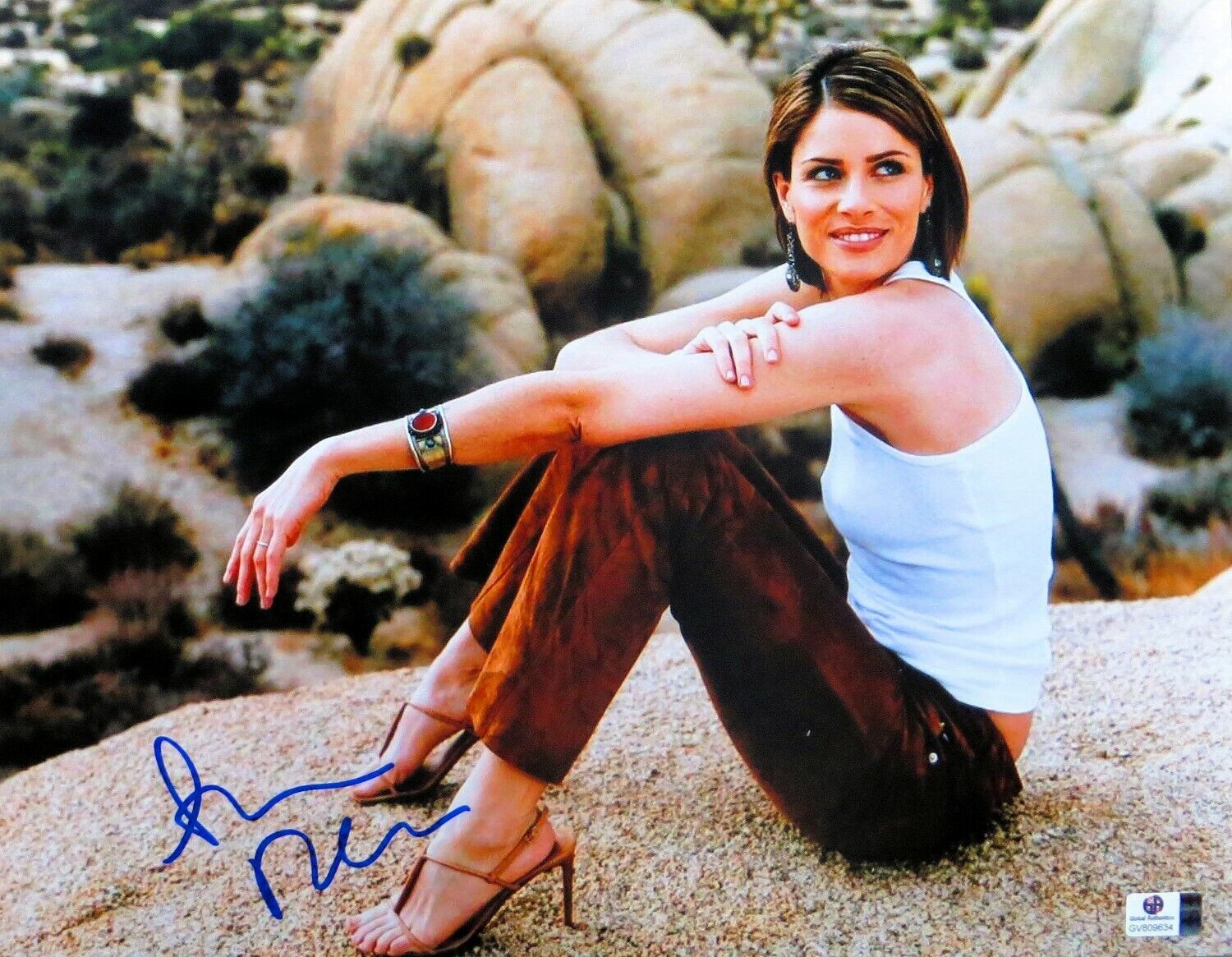 Amanda Peet Signed Autographed 11X14 Photo Poster painting Sexy Heels Hiking GV809634