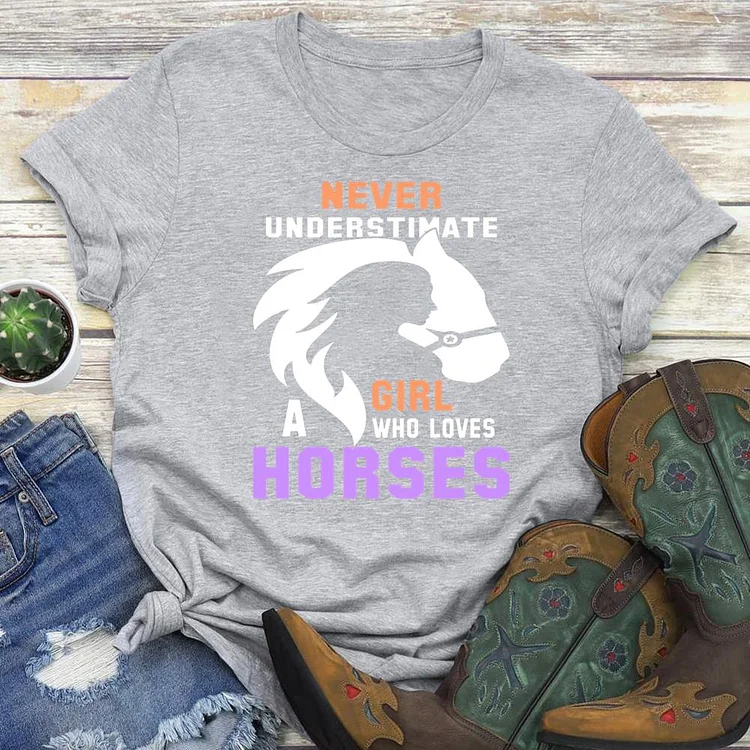 Never Underestimate a Girl Who Love Horses Round Neck T-shirt