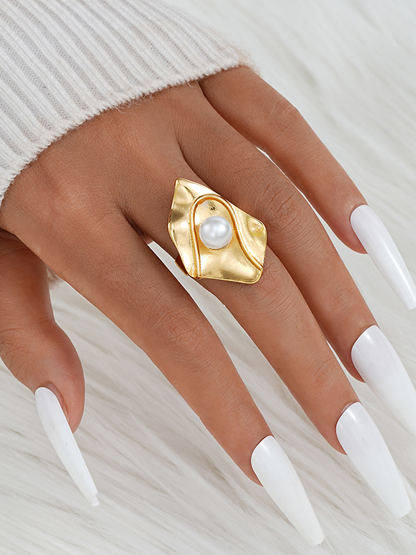 Irregular Exaggerated Pearl Ring