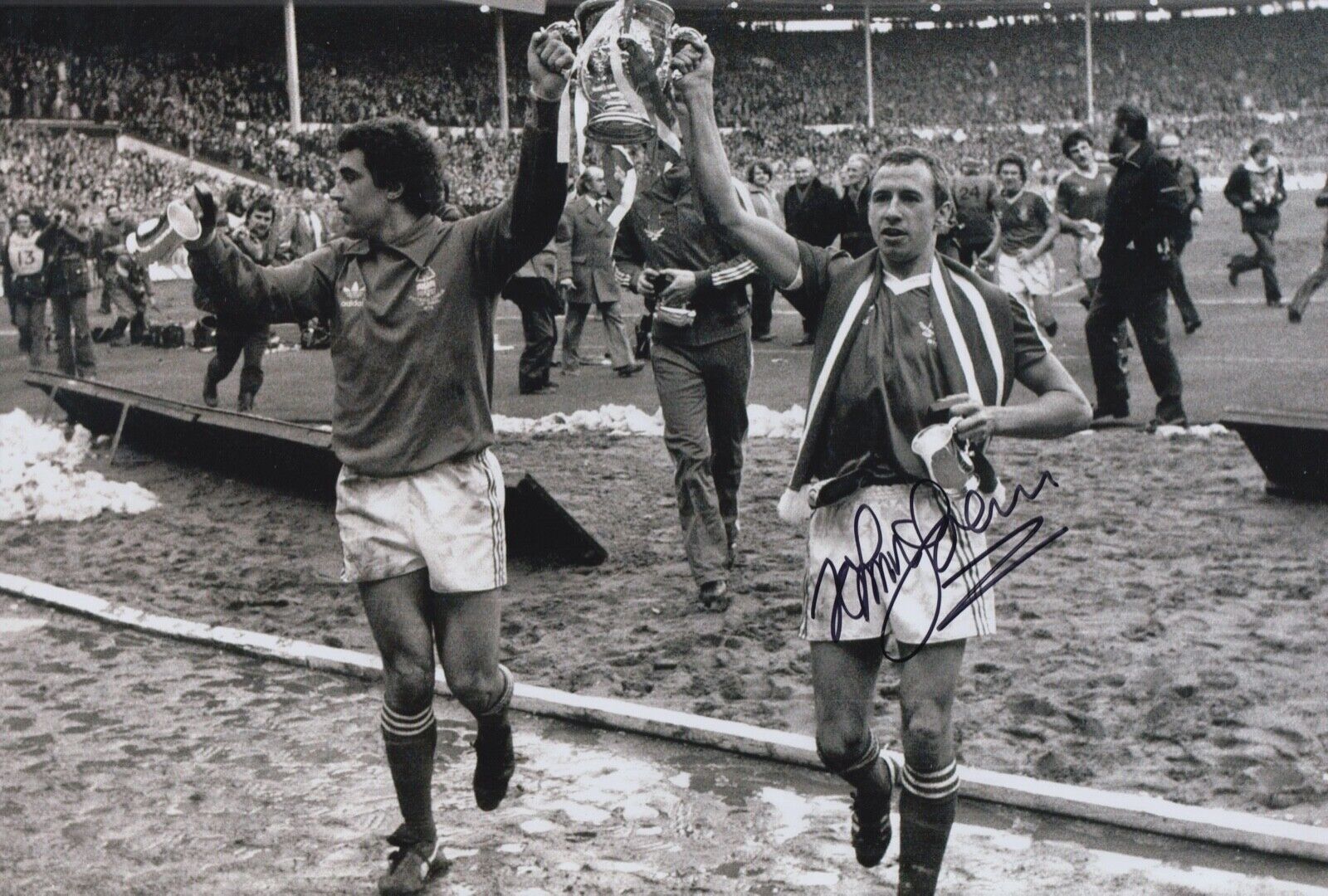 JOHN MCGOVERN HAND SIGNED 12X8 Photo Poster painting NOTTINGHAM FOREST FOOTBALL AUTOGRAPH 2