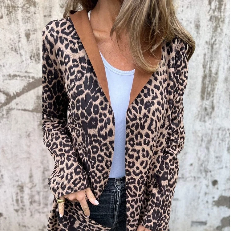 Trenchcoat mit Kapuze und Leopardenmuster und offener Vorderseite
