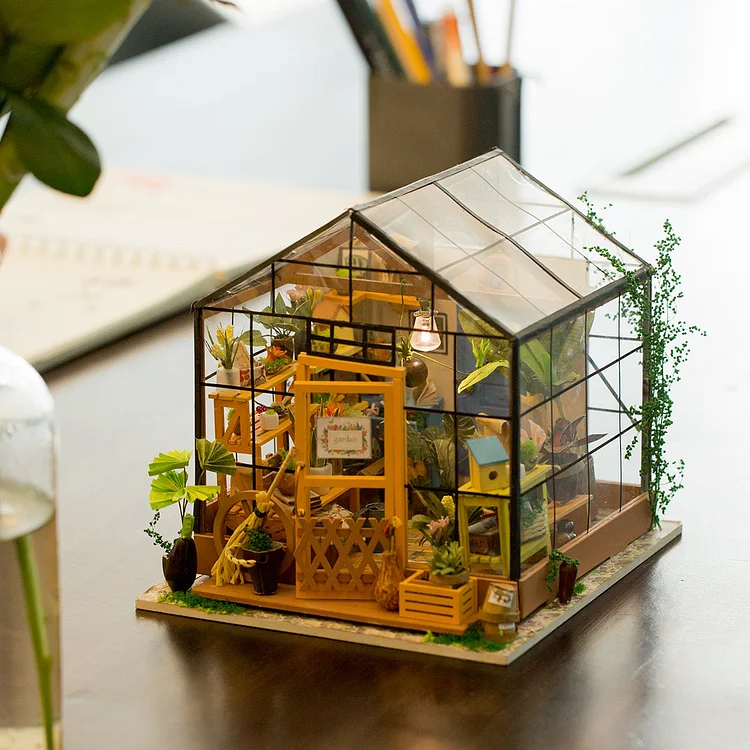 Maquette en bois - Maison miniature Le Jardin de Miller avec LED