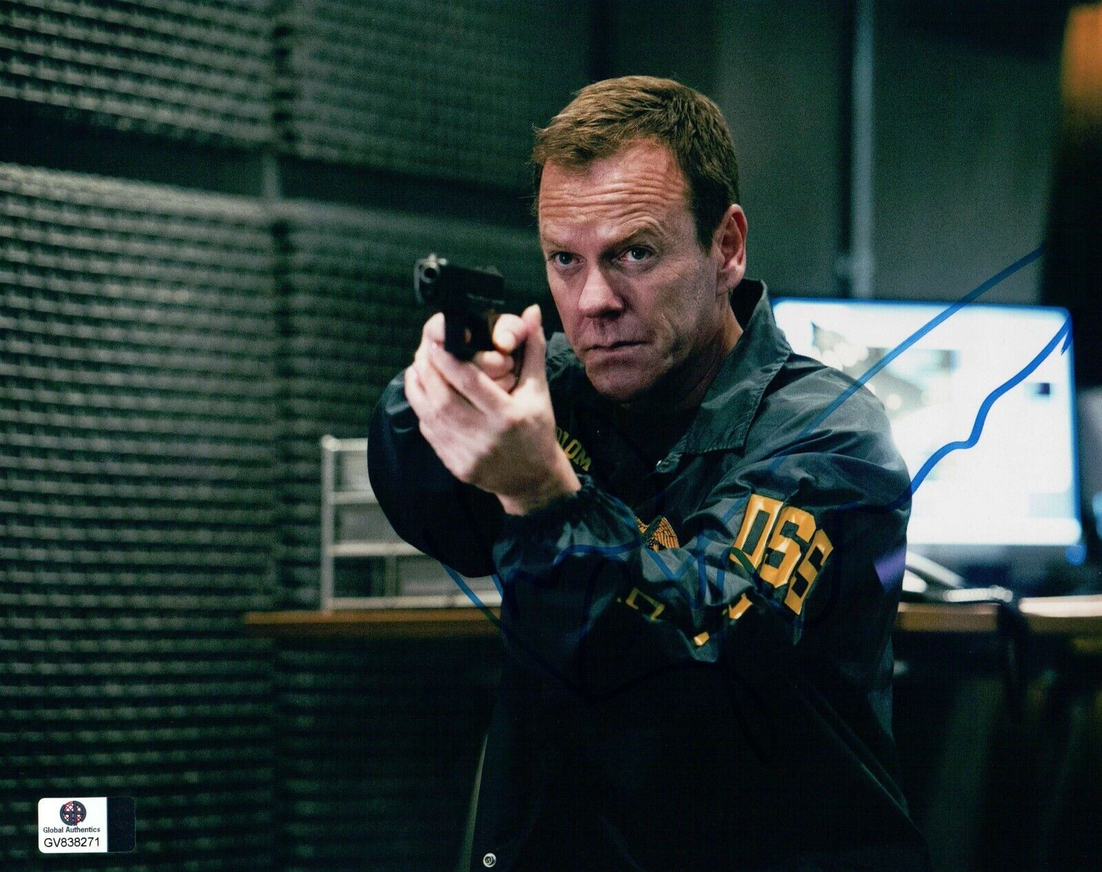 Kiefer Sutherland Signed Autographed 8X10 Photo Poster painting 24 Aiming Gun GV838271