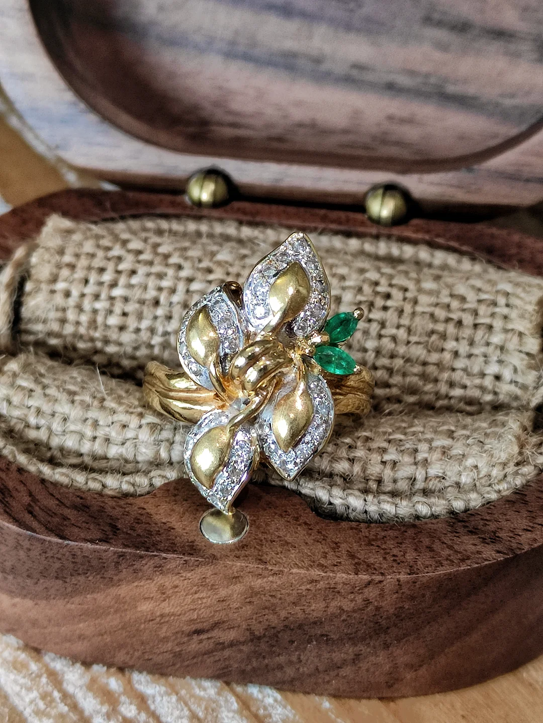 S538 钻石祖母绿叶子黄白双色戒指K18，钻石0.2ct，祖母绿0.26ct，7.0g，15/54码【款式特别，祖母绿颜色美，边缘有小伤，社交距离不影响戴】