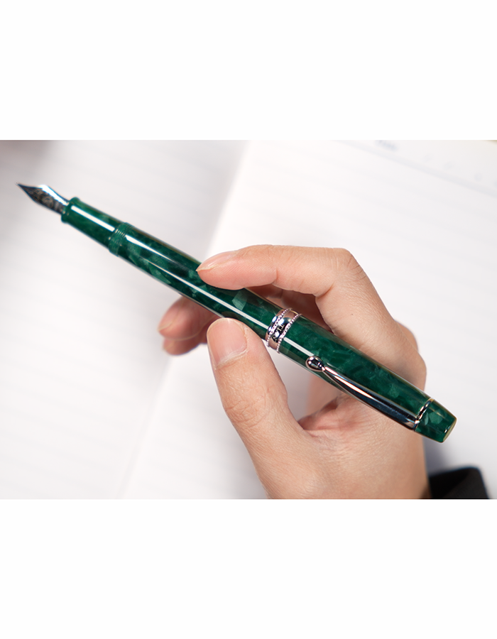 TIANZI T01 Piston-filling Fountain Pen in Darkgreen in Use 1