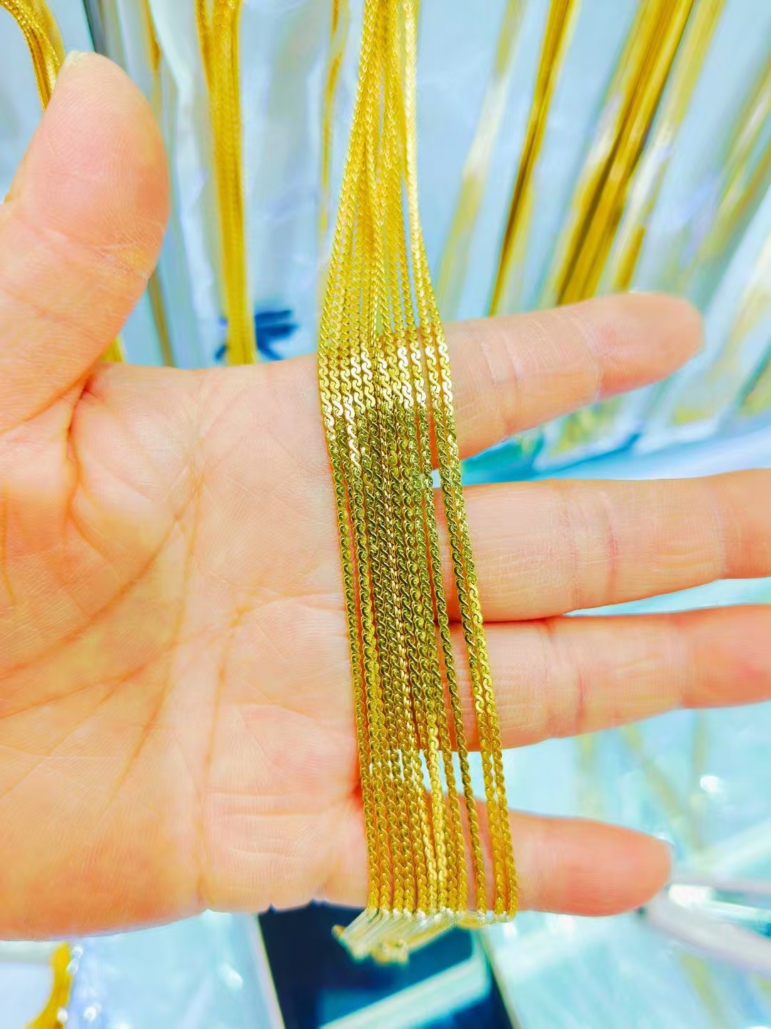 Interchangeable chains that can be worn as a minimalist necklace.