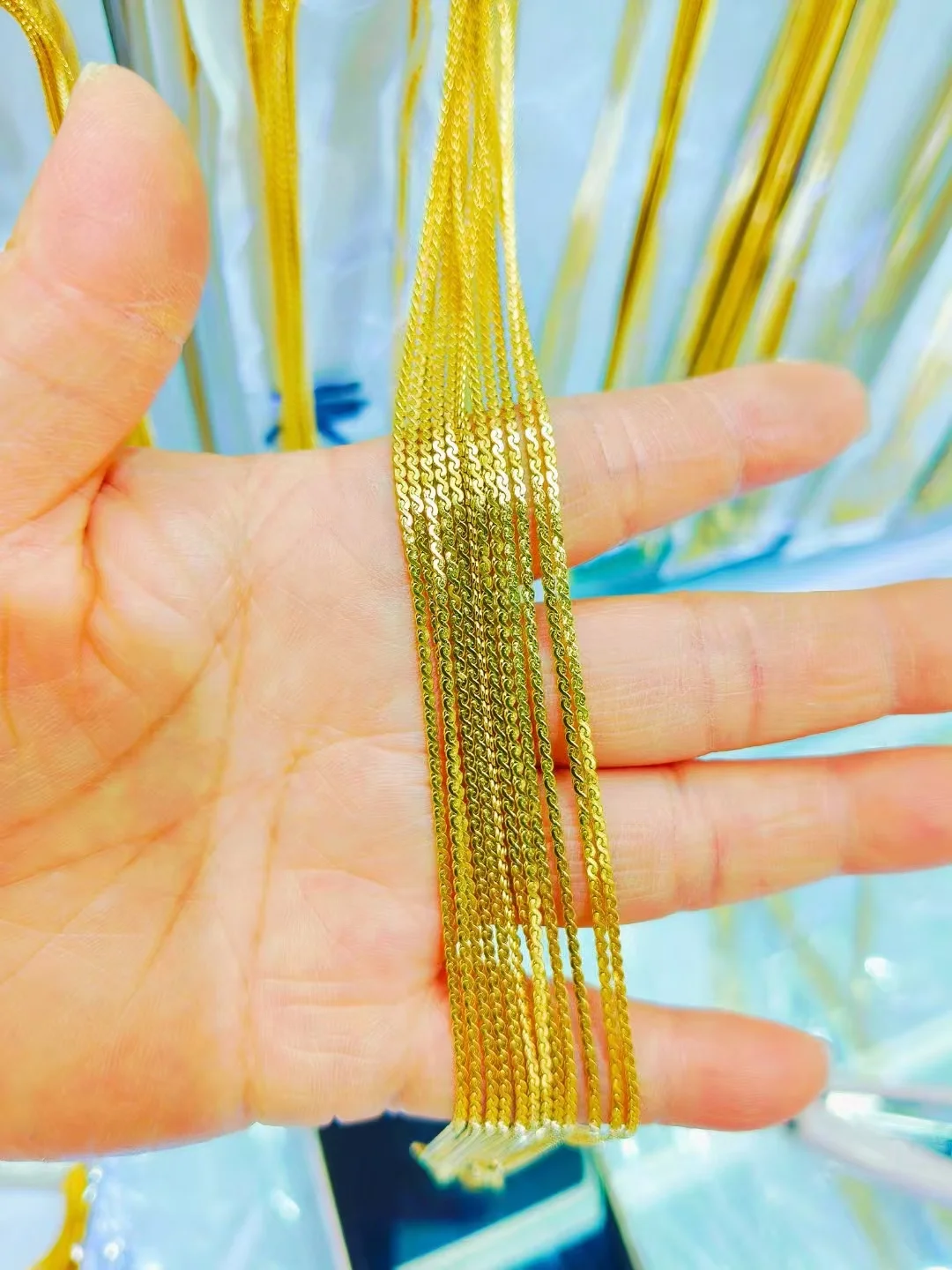 Interchangeable chains that can be worn as a minimalist necklace.