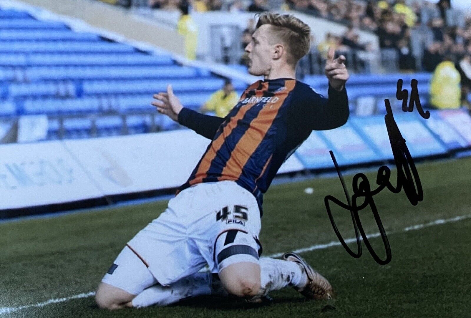 Joe Pigott Genuine Hand Signed 6X4 Luton Town Photo Poster painting