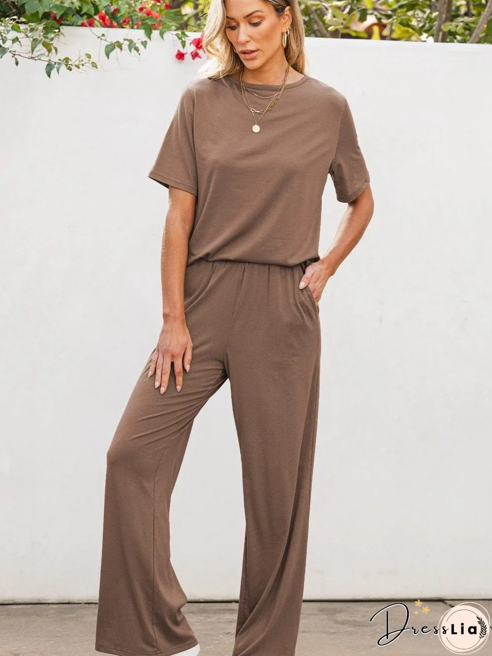 Relaxed and Stylish: Two-Piece Set for Weekend Wear