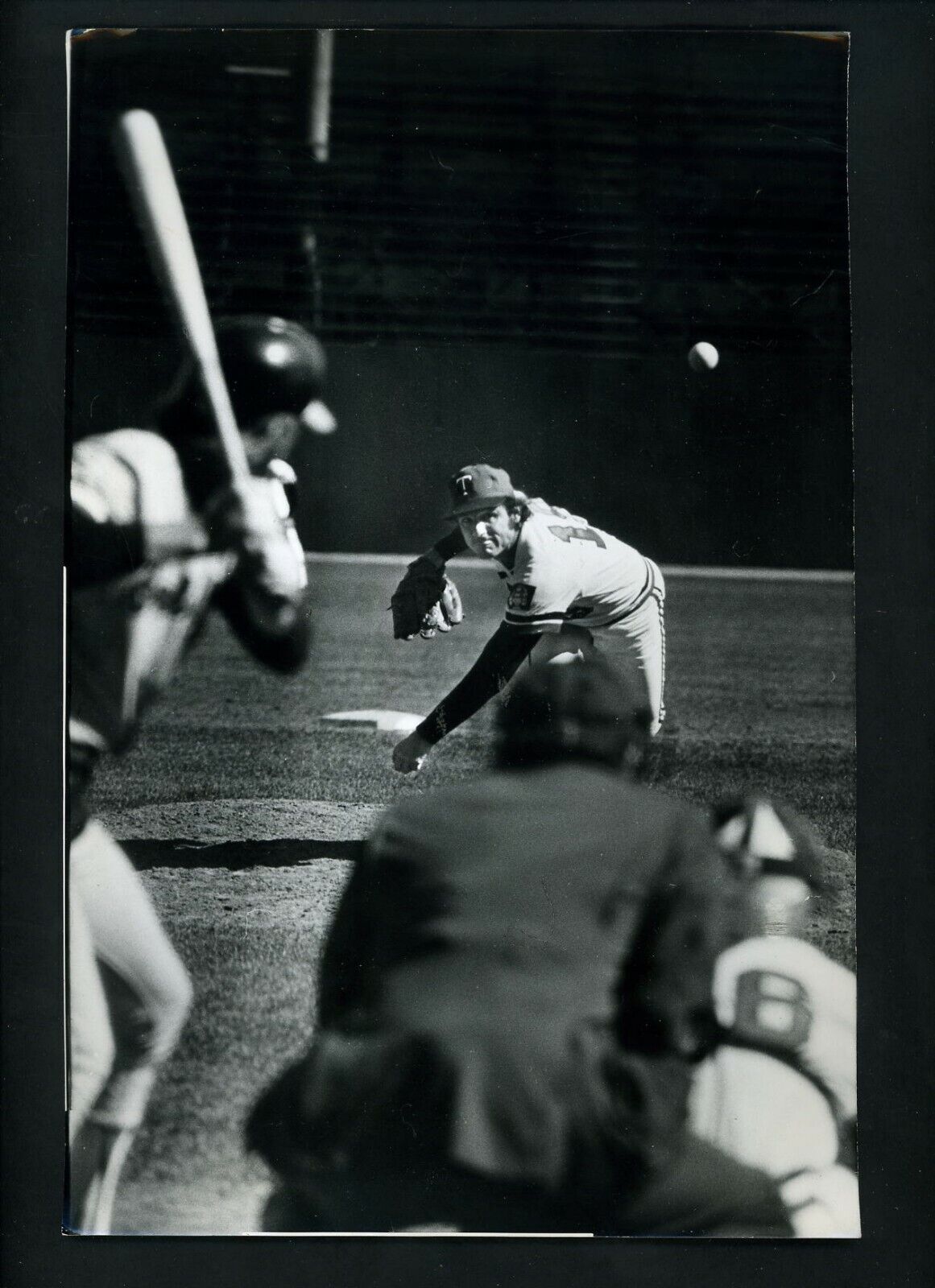 Tom Burgmeier Minnesota Twins pitching 1976 Type 1 Press Photo Poster painting