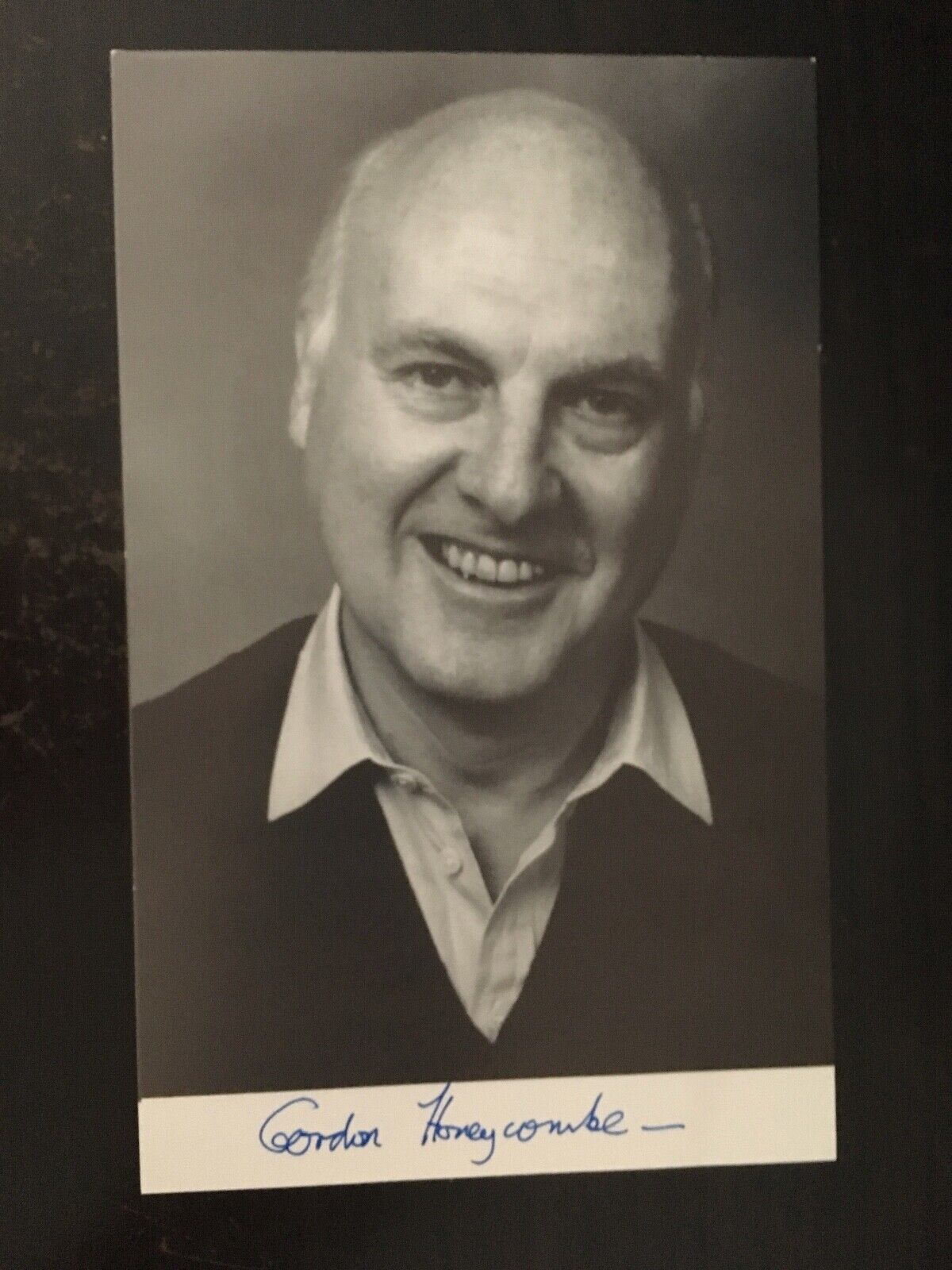 GORDON HONEYCOMBER - POPULAR NEWS PRESENTER - EXCELLENT SIGNED Photo Poster paintingGRAPH