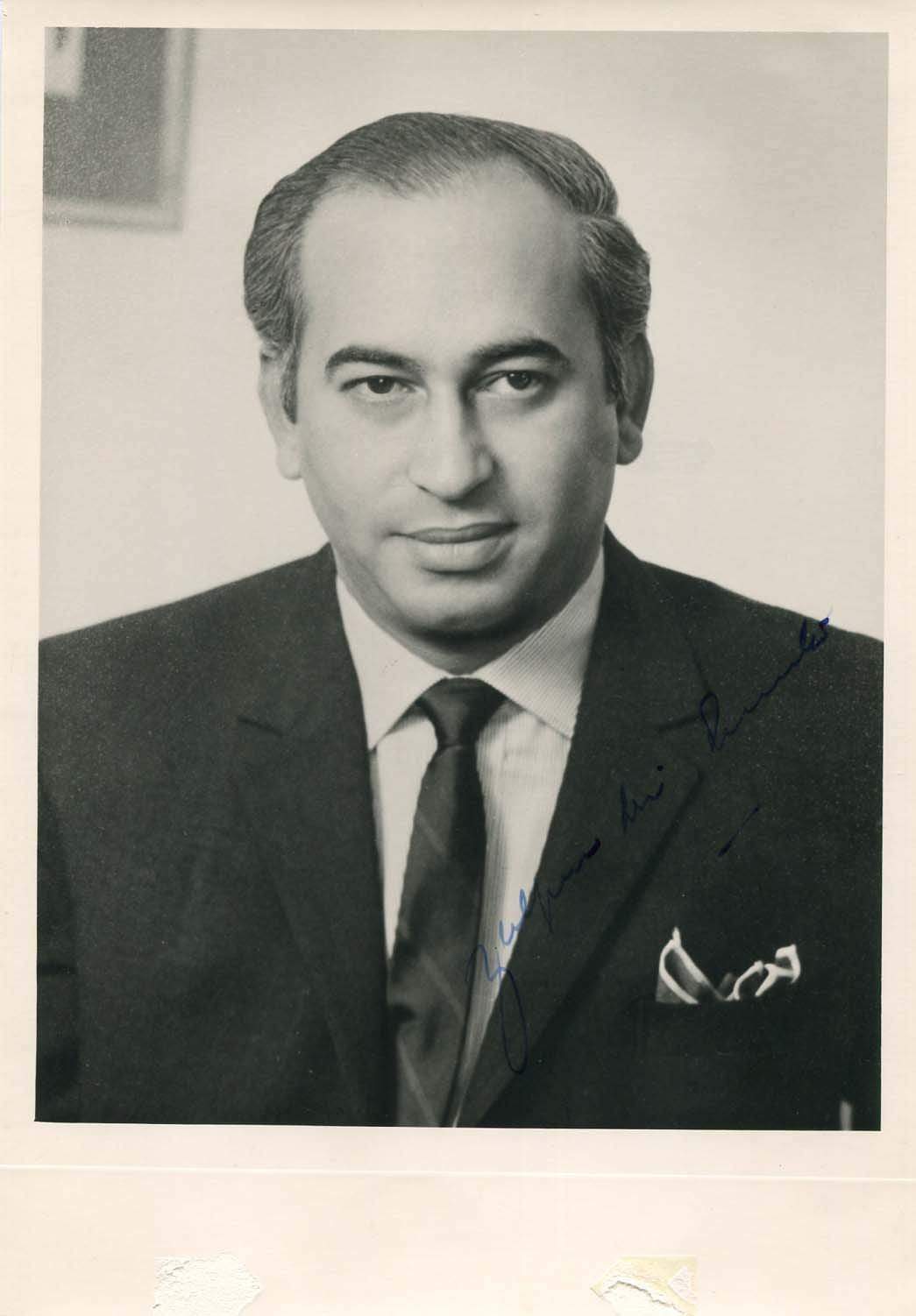 PRIME MINISTER OF PAKISTAN Zulkifar Ali Bhutto autograph, signed vintage Photo Poster painting