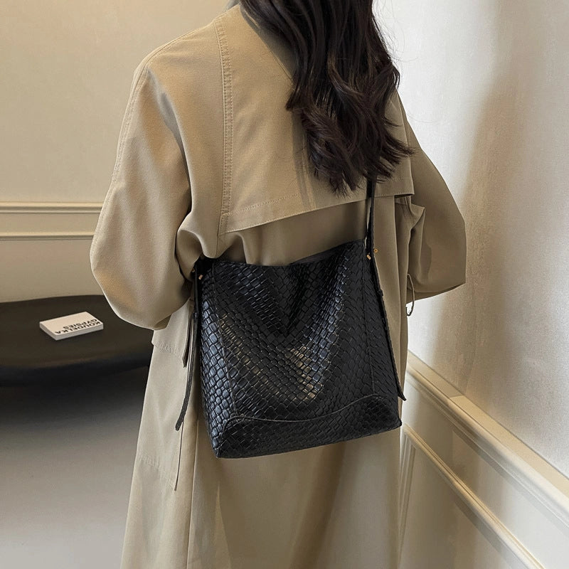 Women's Medium Pu Leather Solid Color Streetwear Weave Square Magnetic Buckle Shoulder Bag