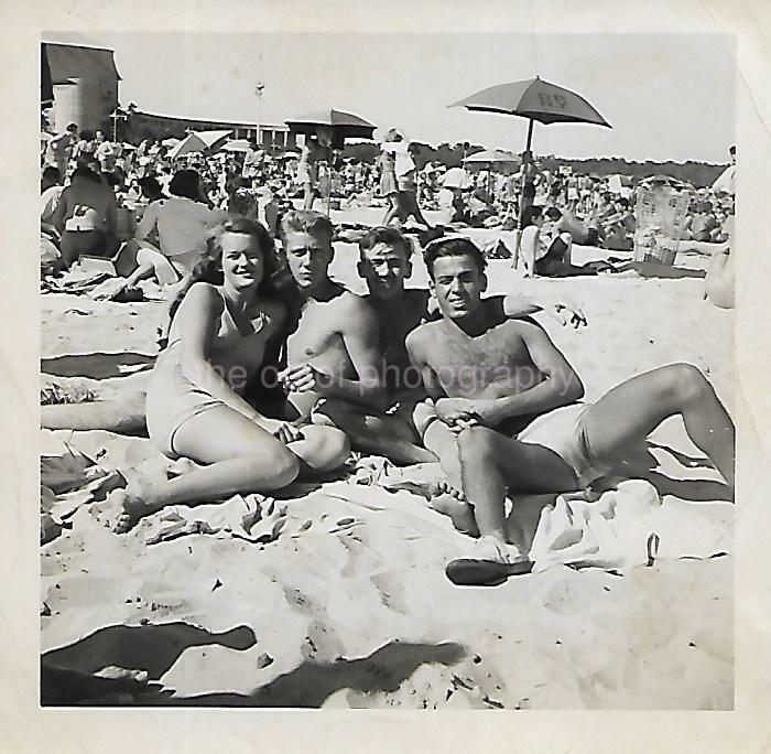 FOUND Photo Poster paintingGRAPH bw 1940's BEACH CREW Original MEN WOMEN 19 46 W