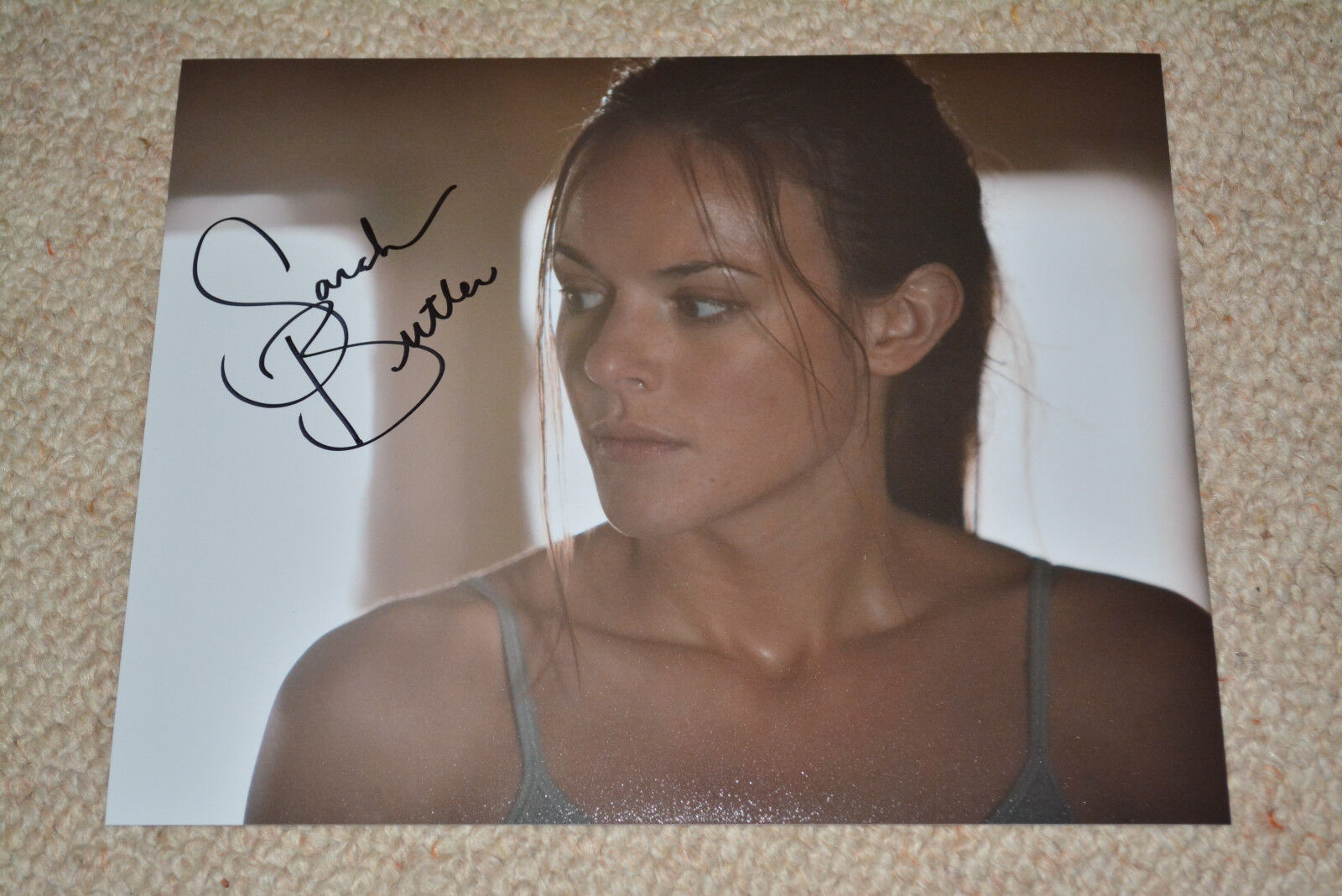 SARAH BUTLER signed autograph In Person 8x10 (20x25 cm) I SPIT ON YOUR GRAVE