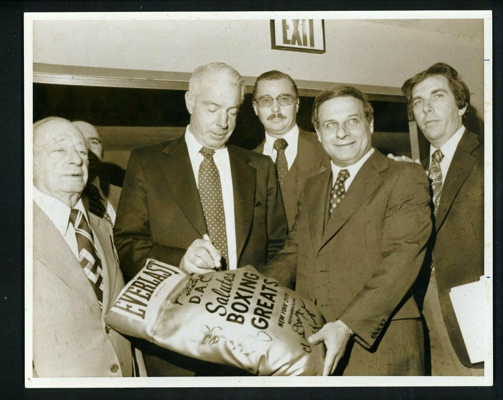 Joe DiMaggio signs giant boxing glove 1976 Press Photo Poster painting New York Yankees