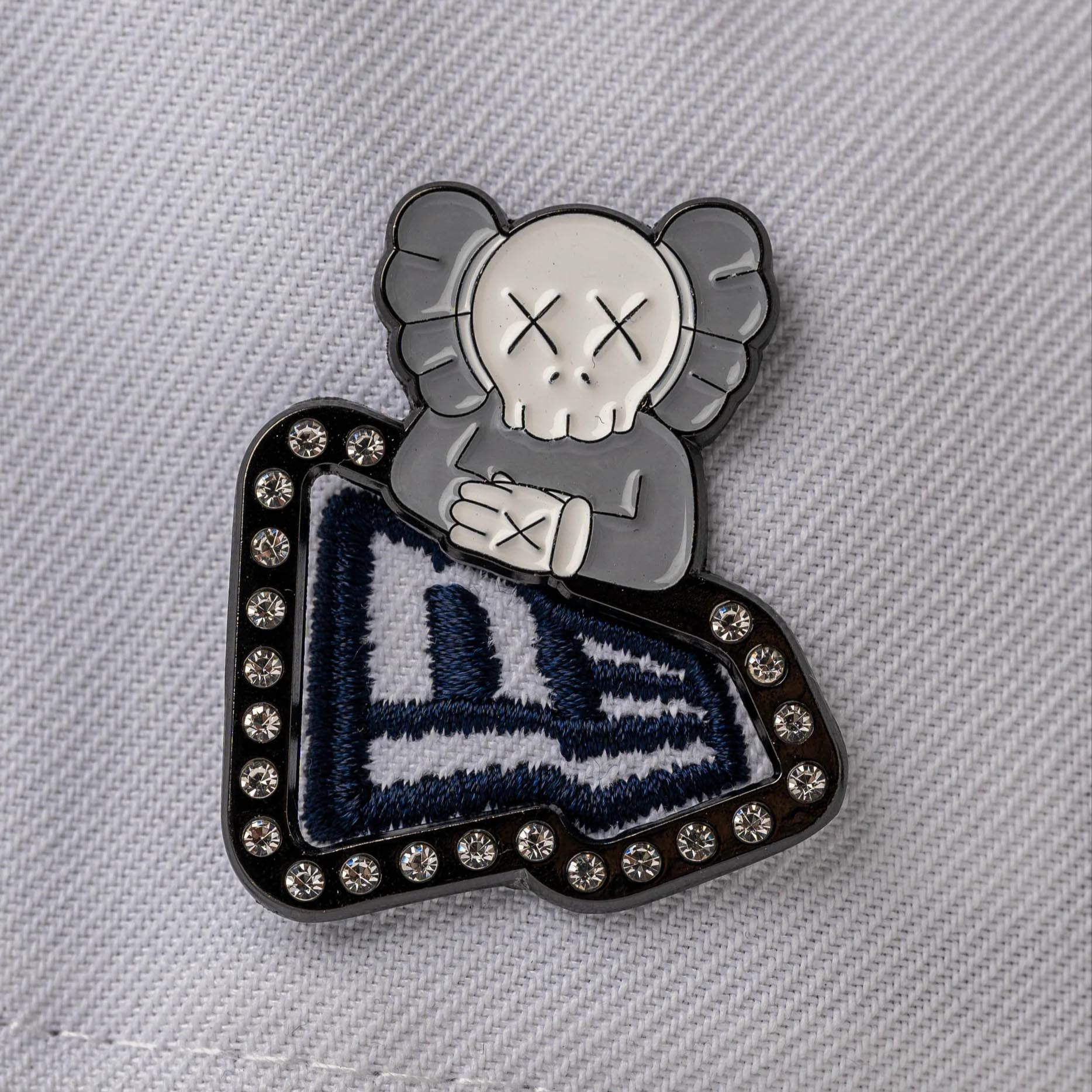 PIN BORDE NE KAWS