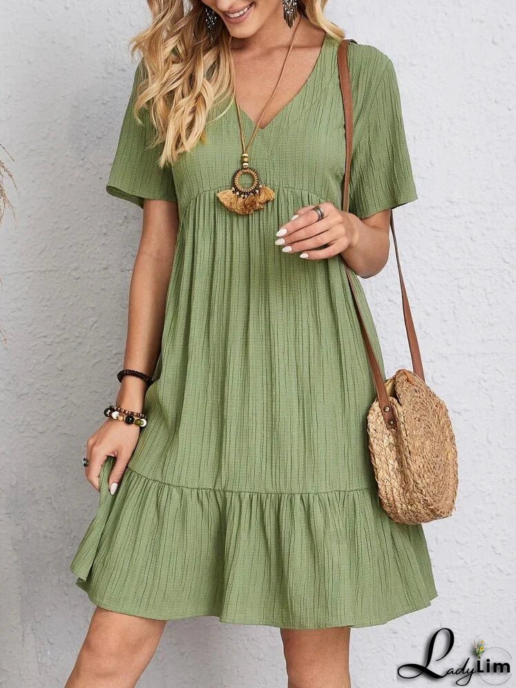 Lavender-coloured dress with V-neck and short sleeves