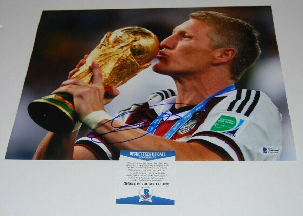 BASTIAN SCHWEINSTEIGER signed (BAYERN MUNICH) GERMANY SOCCER 11X14 BECKETT BAS