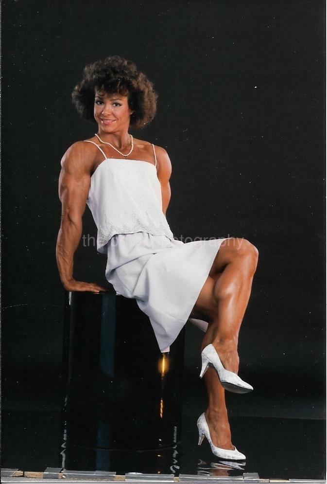 FEMALE BODYBUILDER 80's 90's FOUND Photo Poster painting Color MUSCLE WOMAN Original EN 22 40 I