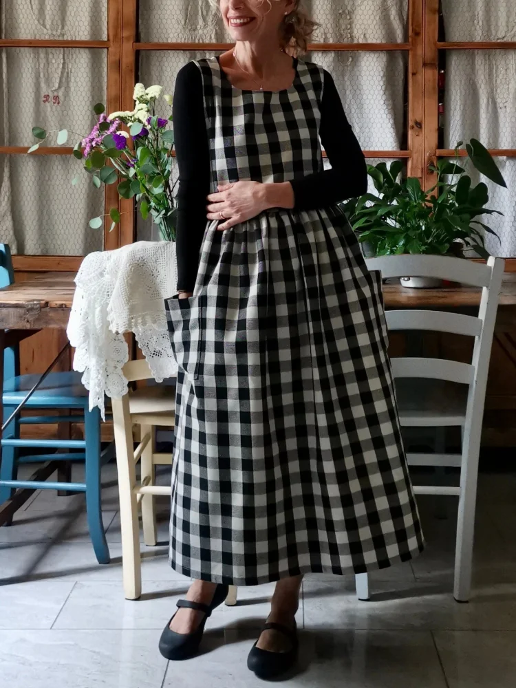 Black checked apron (Ref. 396)