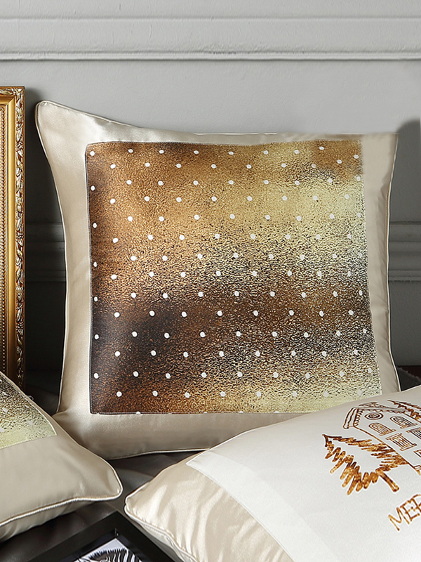 19 MOMME Coussin en soie imprimée à pois 1