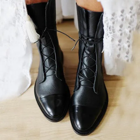 Frau trägt stylische schwarze Winterstiefel