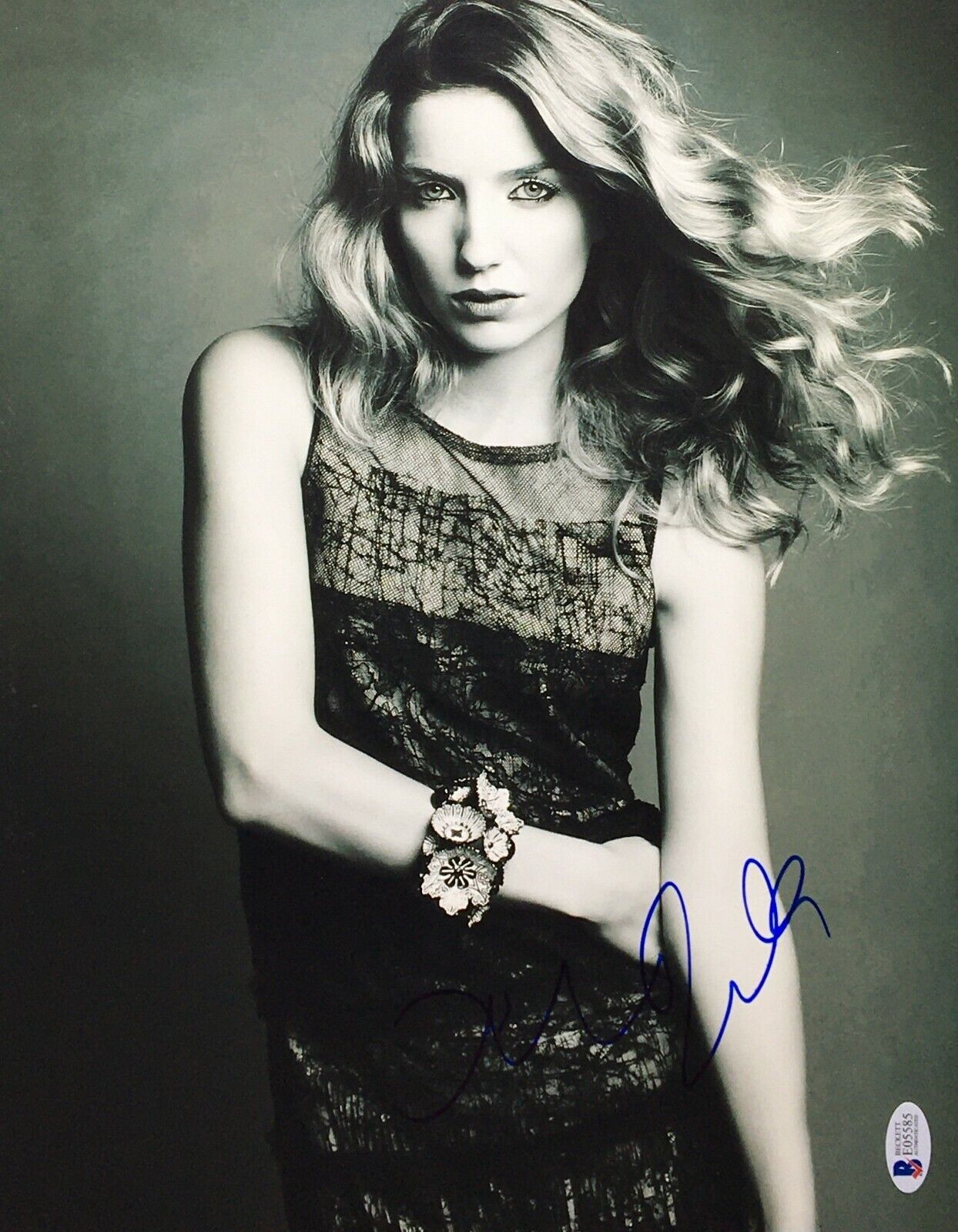 Annabelle Wallis Signed 11x14 Photo Poster painting *Actress *Model Beckett E05585