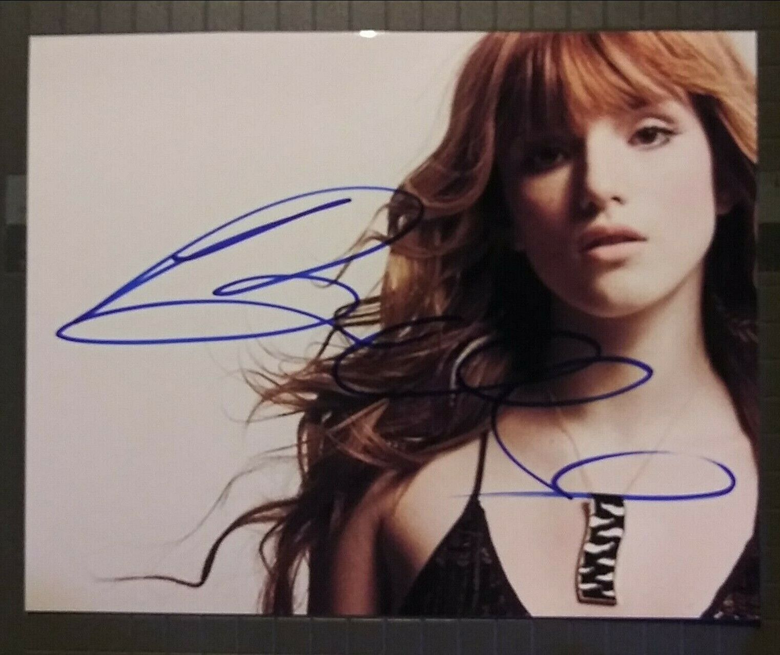 Bella Thorne signed 8x10