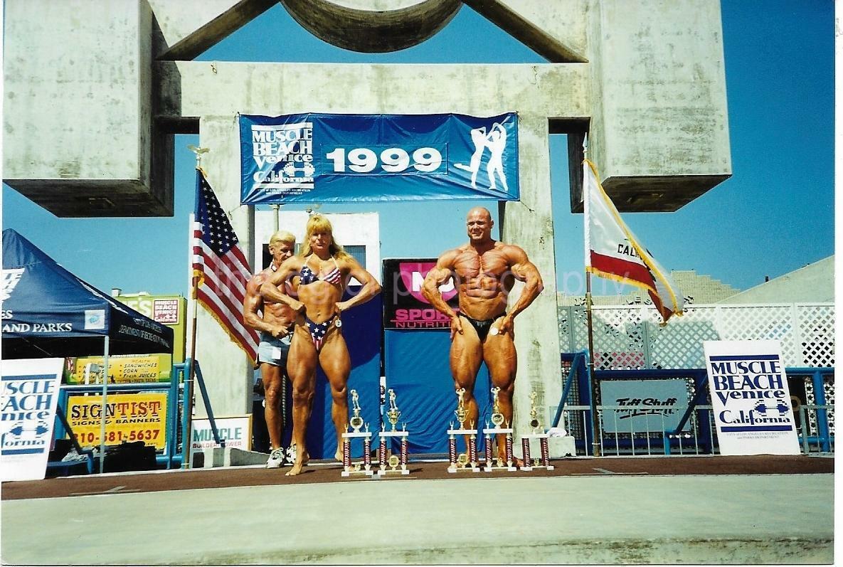 MUSCLE WOMAN + MAN Bodybuilders FOUND Photo Poster painting Color VENICE BEACH California 99 15